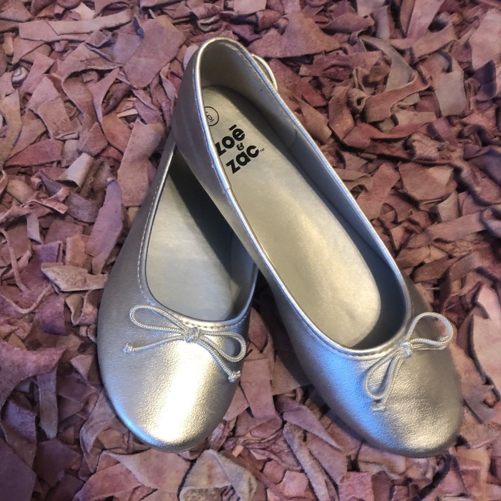 Super cute women’s silver flats!!